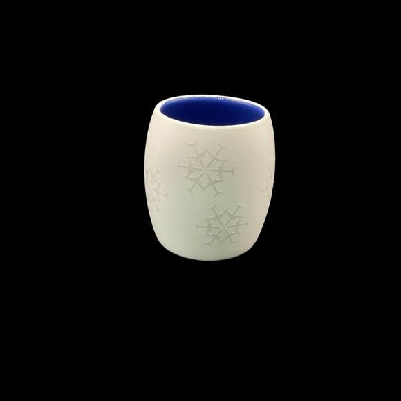 Coffee Mug With Jets Shaped Into Snow Flakes 12 oz - Picture 4 of 7